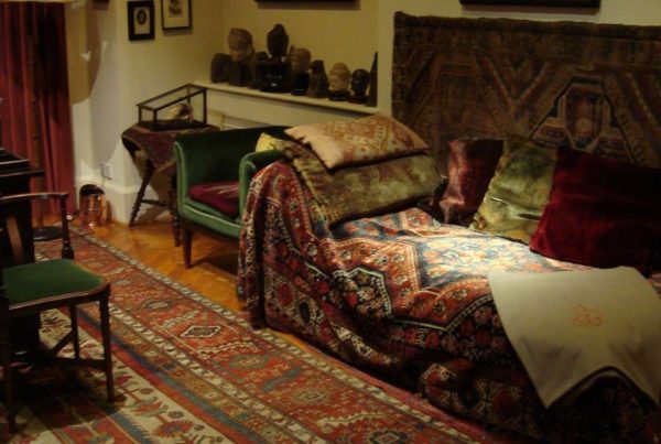 Imagem da sala de Freud com o divã para falar da história da psicanálise no Espírito Santo